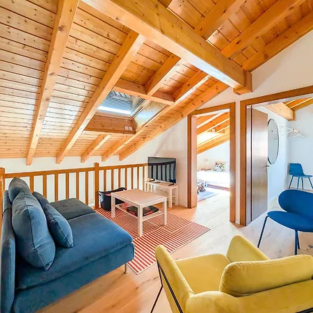 Spacieux Duplex Avec Acces Direct Au Bains Lägenhet Saillon