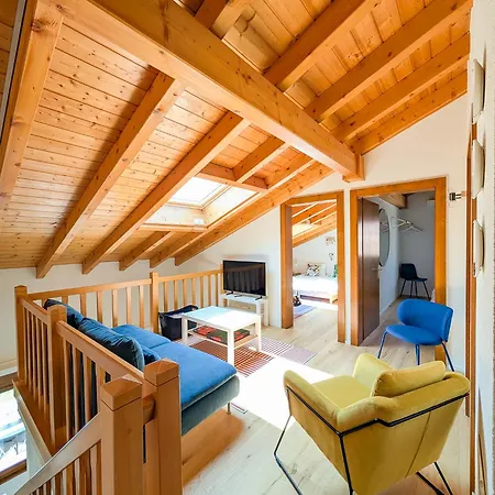 Spacieux Duplex Avec Acces Direct Au Bains Lägenhet